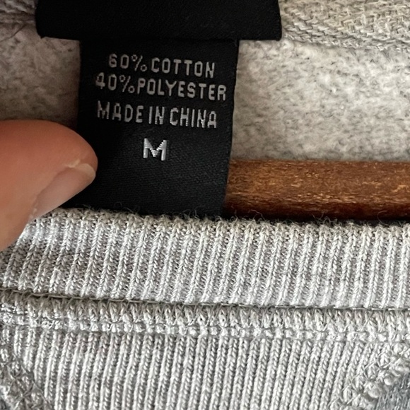 UNIVERSAL Studios Wizarding World Harry Potter Gryffindor Crewneck Sweatshirt - Picture 6 of 8